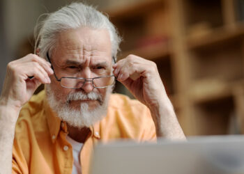 Estudio revela por qué algunos pacientes con alzhéimer pierden la visión antes que la memoria