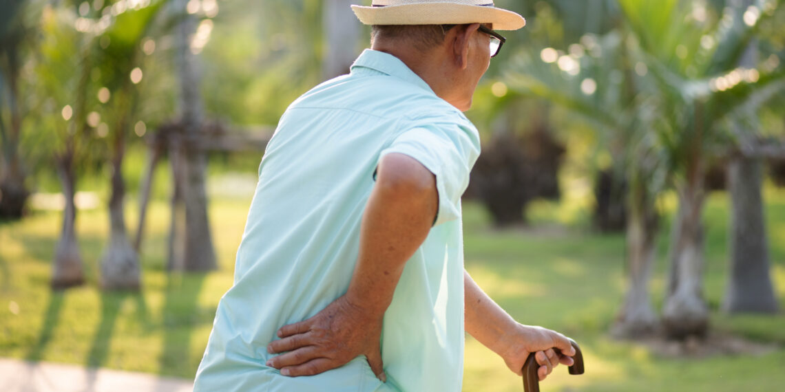 ¿Por qué se nos curva la espalda con la edad y qué podemos hacer para evitarlo?