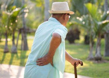 ¿Por qué se nos curva la espalda con la edad y qué podemos hacer para evitarlo?