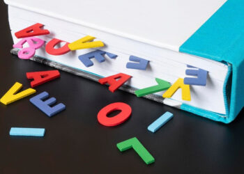 ¿Por qué palabras como ‘almóndiga’ y ‘toballa’ aparecen en el diccionario, si no son correctas?