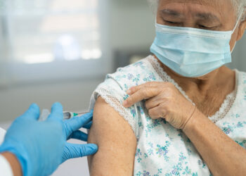 EE.UU. cambia estrategia: Solo adultos mayores y grupos de riesgo recibirán la vacuna COVID-19