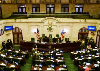 Legislación refuerza protección a adultos mayores y asigna fondos clave para servicios esenciales