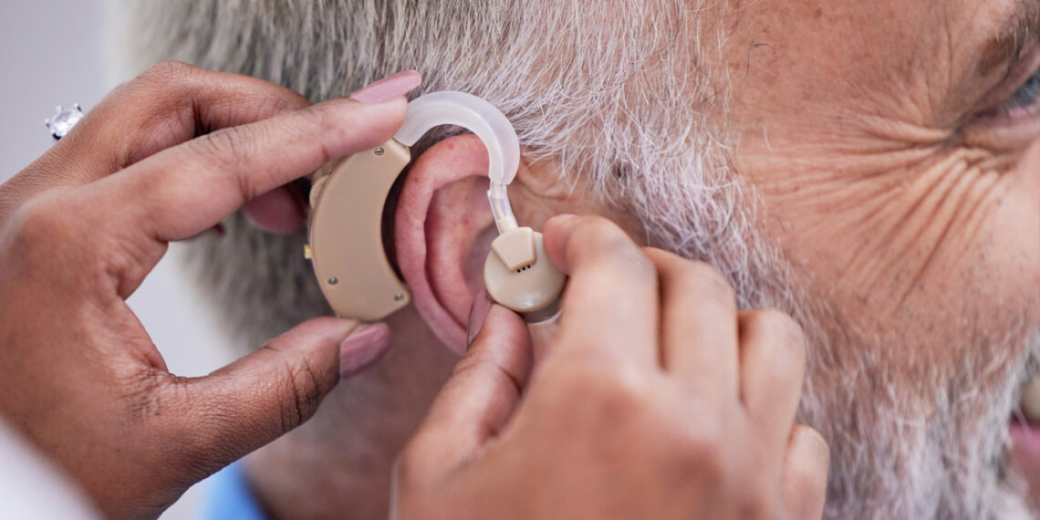 Audífonos e implantes cocleares mejoran la vida social de los adultos con pérdida auditiva