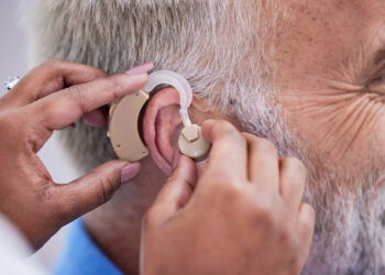 Audífonos e implantes cocleares mejoran la vida social de los adultos con pérdida auditiva
