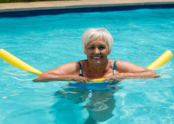 Evitar ahogamientos después de los 60: técnicas y precauciones clave para adultos mayores