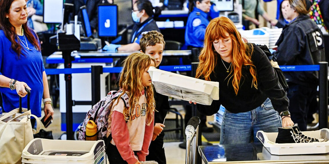 La TSA confirma que los pasajeros pueden pasar por seguridad con los zapatos puestos, incluso sin pagar PreCheck