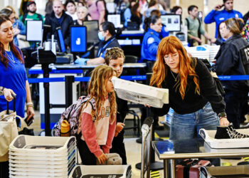 La TSA confirma que los pasajeros pueden pasar por seguridad con los zapatos puestos, incluso sin pagar PreCheck