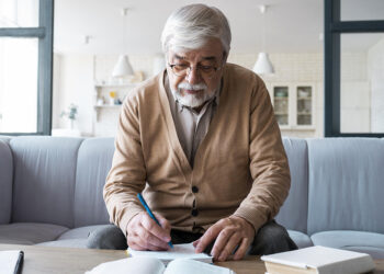 Tener más estudios no frena el deterioro del cerebro con la edad, revela gran estudio internacional