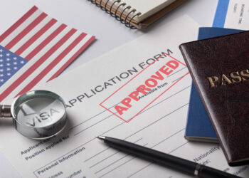 Adultos mayores migrantes tienen derechos: claves para regularizar su estatus en EE. UU.