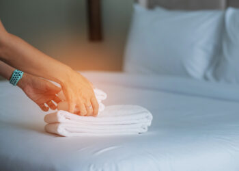 ¿Con qué frecuencia debemos lavar las sábanas? Una microbióloga responde