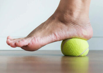 Ejercicio con bola para mejorar la movilidad y el equilibrio en los pies