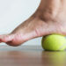 Ejercicio con bola para mejorar la movilidad y el equilibrio en los pies