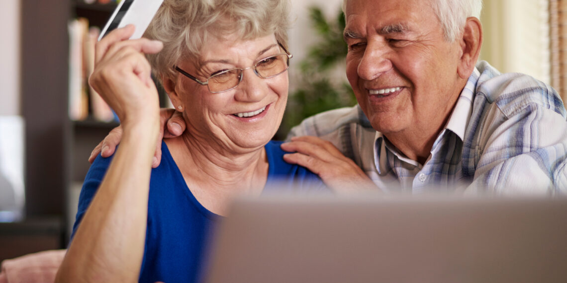 Gobierno anuncia incentivo de $200 para abuelos que crían a sus nietos