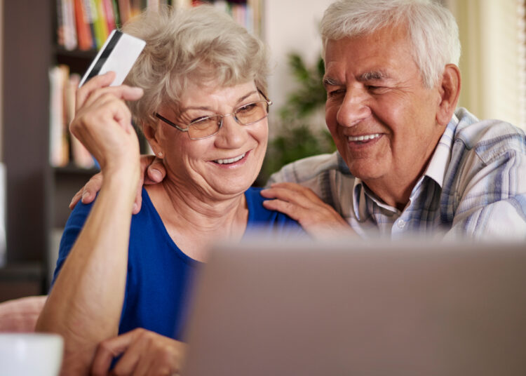 Gobierno anuncia incentivo de $200 para abuelos que crían a sus nietos