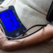 Cómo autocontrolar la presión arterial sin cometer errores
