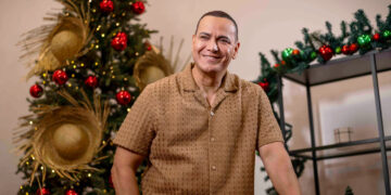 Víctor Manuelle celebra “La Parranda es Mía”, un tributo boricua a la Navidad, sin salsa ni reciclaje