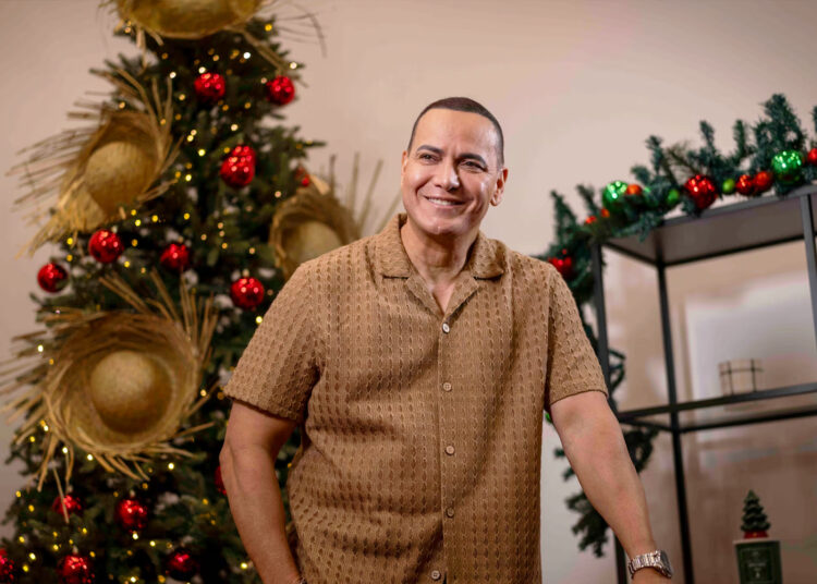 Víctor Manuelle celebra “La Parranda es Mía”, un tributo boricua a la Navidad, sin salsa ni reciclaje