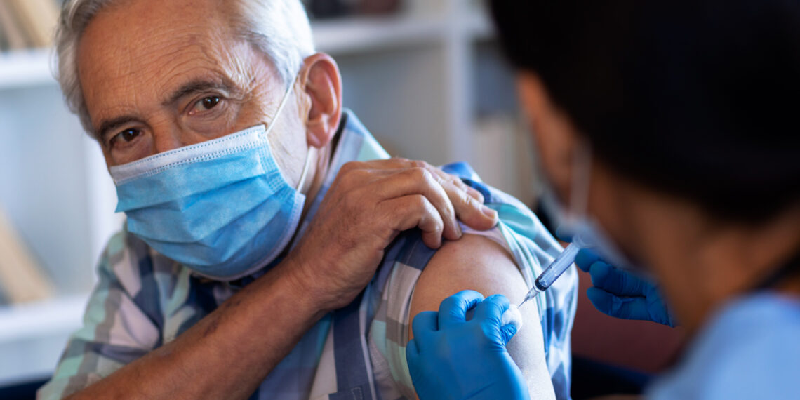 Vacunación en adultos mayores: protección esencial para una vida saludable