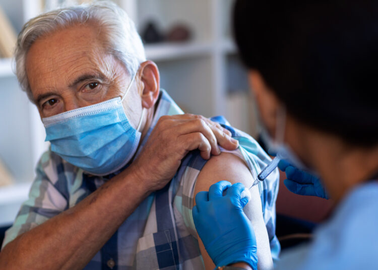 Vacunación en adultos mayores: protección esencial para una vida saludable