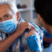 Vacunación en adultos mayores: protección esencial para una vida saludable