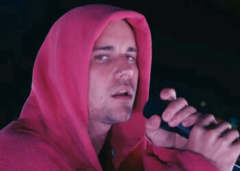 En medio del espectáculo, Justin Bieber sorprende en Coachella con una expresión de fe