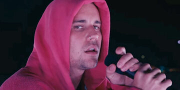 En medio del espectáculo, Justin Bieber sorprende en Coachella con una expresión de fe