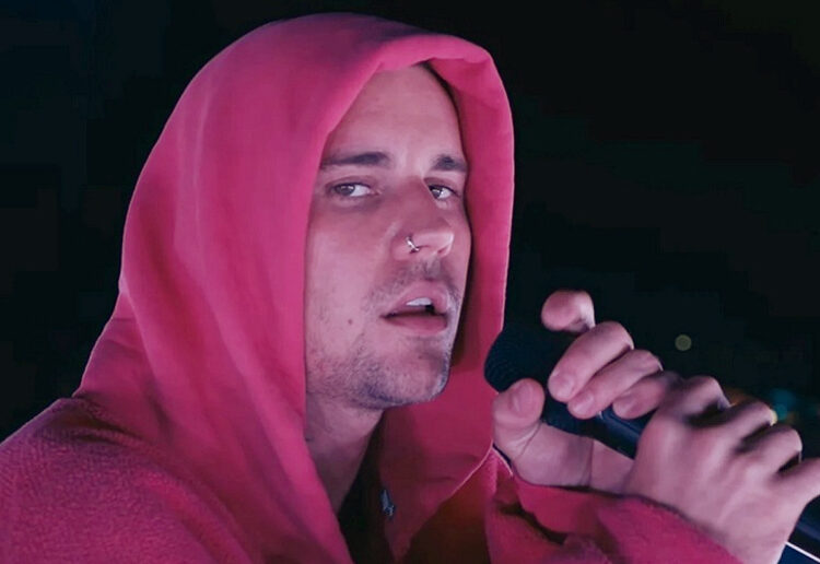 En medio del espectáculo, Justin Bieber sorprende en Coachella con una expresión de fe