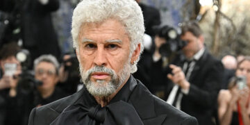 Bad Bunny sorprende en la Met Gala con look de anciano futurista