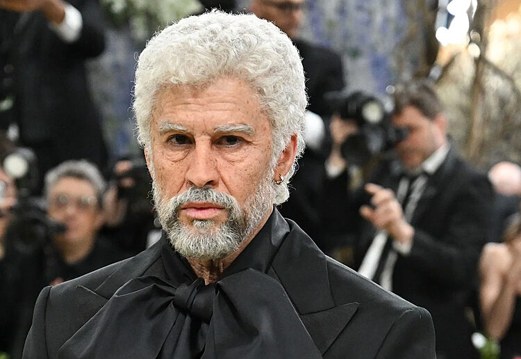 Bad Bunny sorprende en la Met Gala con look de anciano futurista