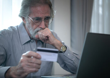 Buscan proteger a los adultos mayores del fraude financiero con orientación gratuita