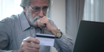 Buscan proteger a los adultos mayores del fraude financiero con orientación gratuita