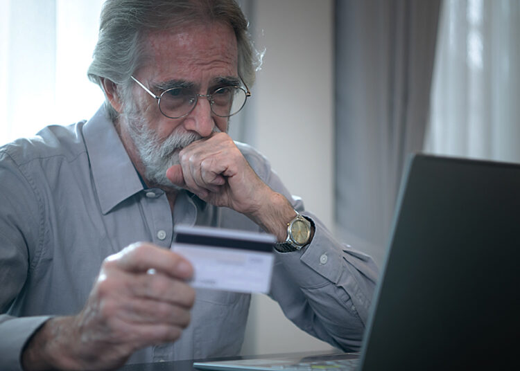 Buscan proteger a los adultos mayores del fraude financiero con orientación gratuita