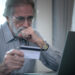 Buscan proteger a los adultos mayores del fraude financiero con orientación gratuita