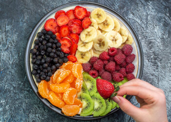 Comer fruta en la noche podría ser mejor de lo que muchos creen