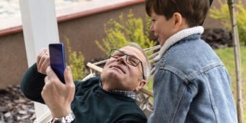 ¿Tu celular o tus hijos? Estudio alerta sobre el impacto de la distracción digital en la relación con los adolescentes