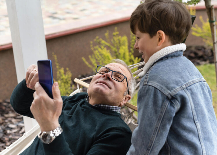 ¿Tu celular o tus hijos? Estudio alerta sobre el impacto de la distracción digital en la relación con los adolescentes