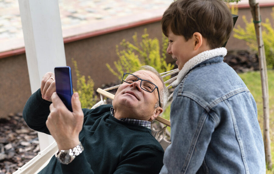 ¿Tu celular o tus hijos? Estudio alerta sobre el impacto de la distracción digital en la relación con los adolescentes
