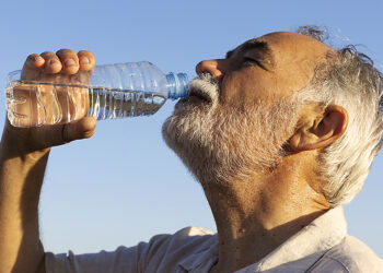 Proponen crear oasis de hidratación para proteger a los adultos mayores del calor extremo