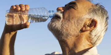 Proponen crear oasis de hidratación para proteger a los adultos mayores del calor extremo