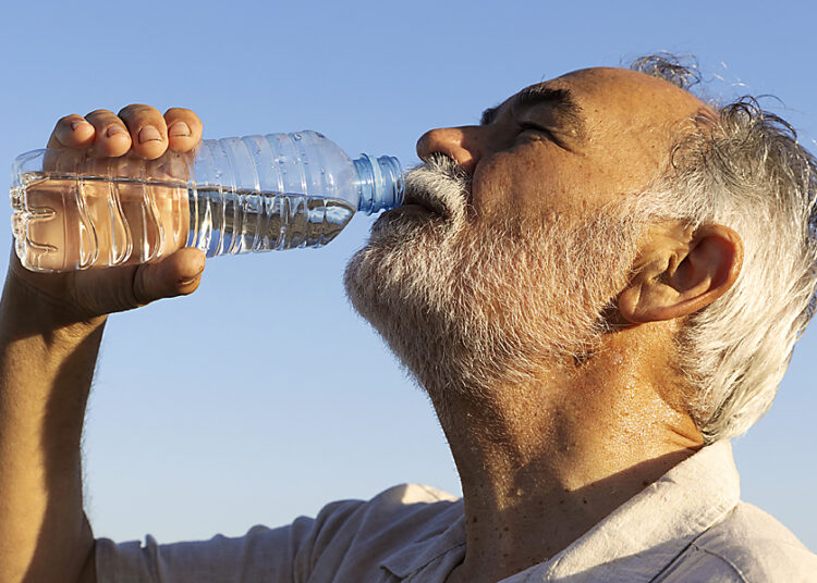 Proponen crear oasis de hidratación para proteger a los adultos mayores del calor extremo