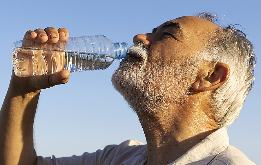 Proponen crear oasis de hidratación para proteger a los adultos mayores del calor extremo