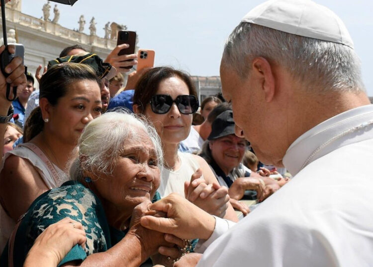 León XIV llama a combatir la soledad de los adultos mayores y recuerda que Dios nunca los olvida