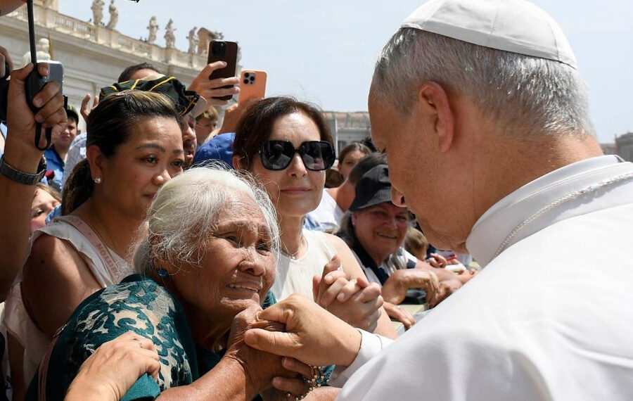 León XIV llama a combatir la soledad de los adultos mayores y recuerda que Dios nunca los olvida