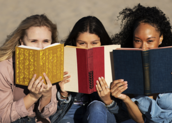 La Generación Z vuelve al papel: los jóvenes redescubren el placer de leer libros impresos