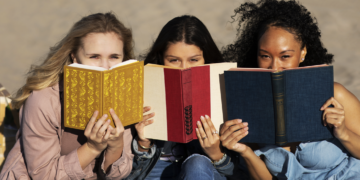 La Generación Z vuelve al papel: los jóvenes redescubren el placer de leer libros impresos