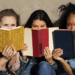 La Generación Z vuelve al papel: los jóvenes redescubren el placer de leer libros impresos