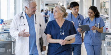 La salud mundial enfrenta una jubilación masiva de médicos y enfermeros