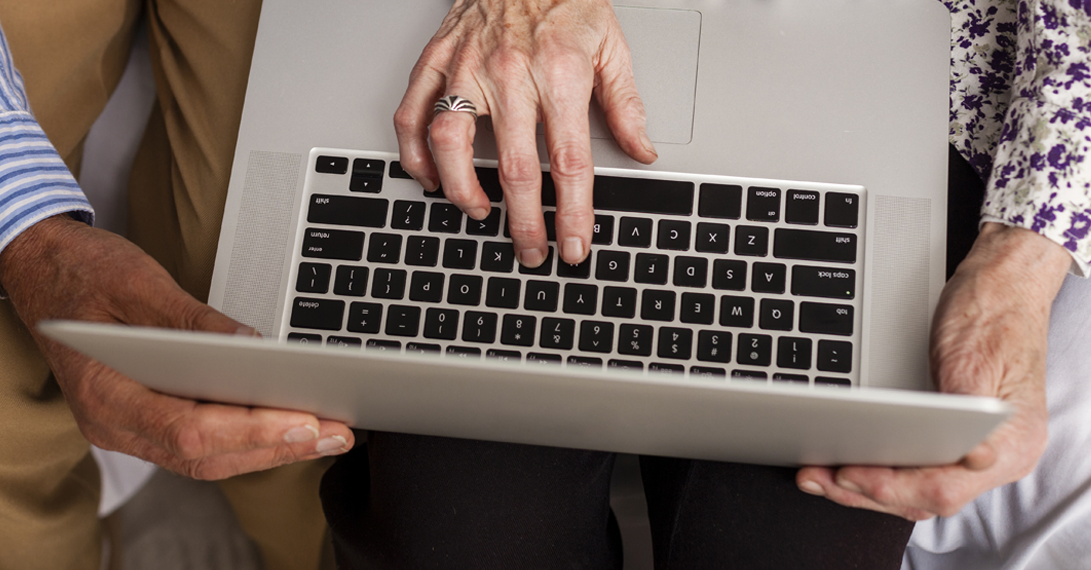 Adultos mayores aprenden a detectar fraudes digitales en San Germán