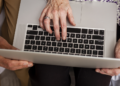 Adultos mayores aprenden a detectar fraudes digitales en San Germán