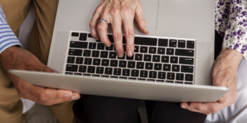 Adultos mayores aprenden a detectar fraudes digitales en San Germán